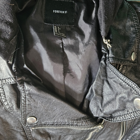 Womens Black Faux Leather Distressed Bomber Jacket Size Small Forever 21 - Picture 7 of 13